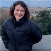 Studentessa universitaria di lingue impartisce lezioni di inglese, spagnolo e altro